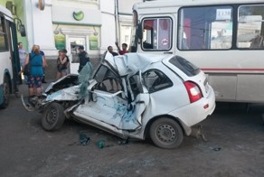 Авария дня. В Нижнем автобус снес остановку и врезался в легковушку