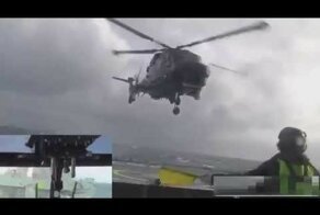 Посадка вертолёта на палубу в шторм