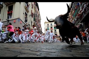 Жесть! Разъяренный бык нанизал мужчину на рога через ограждение