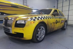 Rolls-Royce Ghost превратили в такси, потрепанное временем
