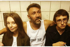 «Пиво моим детям можно, но только по пятницам». Сергей Шнуров решил устроить перекур с дочкой и несовершеннолетним сыном