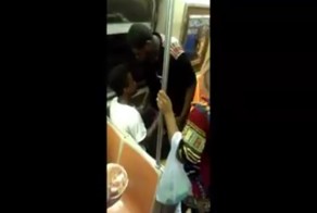 Мужчина пытался внаглую ограбить подростка, но пассажиры помешали ему