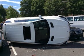 Женщина устроила аварию во время тест-драйва Mercedes