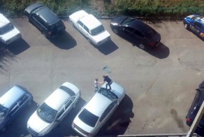 Девушки разбили лобовое стекло машины, чтобы выбраться на свободу
