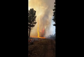 Пожарному удалось заснять на видео огненный торнадо