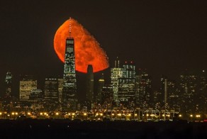 Кроваво-красная луна взошла над Манхэттеном