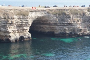 В Крыму автомобиль завис в скале над морем