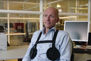 Бремя большой груди: почему директор попросил своих работников носить фальшивую грудь