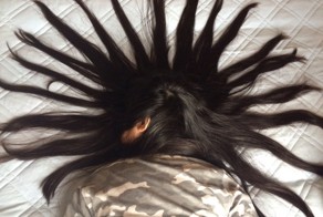 Брат скрутил из волос сестры несколько прикольных узоров