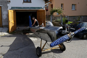 Чех смастерил самолет и летает на нем на работу
