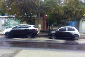 Дорожники забрызгали припаркованные машины битумом