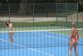 Бикини или спортивный костюм? Ким Кардашьян на тенисной площадке в Мехико