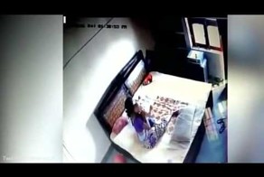 Шокирующее видео: установив камеру слежения, муж узнал, что его жена избивает сына