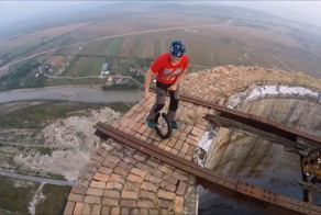 Трюки экстремала на вершине огромной трубы