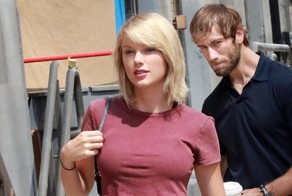 Парень, заглядевшийся на Тейлор Свифт, удостоился целой серии битв фотошопа