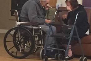 Женатая 62 года пара прощается друг с другом, потому что их не могут поселить вместе