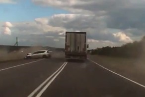 Авария дня. В Красноярском крае Тойота вылетела на встречку