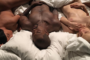 Кровать с голыми звездами от Канье Уэста стала музейным экспонатом