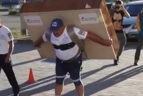 Челябинский силач прошел стометровку с пианино