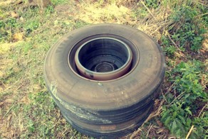 Колесо от грузовика прилетело в автобусную остановку