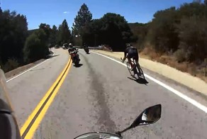 Велосипедист обогнал мотоциклистов