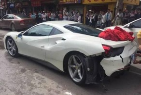 В Китае столкнулись два суперкара Ferrari 488 GTB