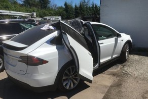 Владелец Tesla Model X забыл закрыть заднюю дверь, когда выезжал из гаража
