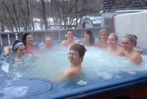 Неказистые парни в окружении симпатичных девушек