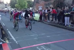 Фееричный проигрыш велогонщика на финише