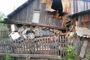 В Свердловской области водитель снес жилой дом и сбежал