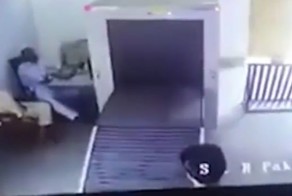 Мужчина проехал по ленте досмотра багажа