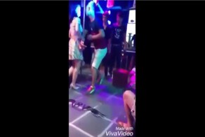 Пошли вместе на стриптиз, говорила она: ревнивая девушка оттащила своего парня от стриптизерши 