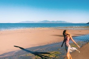 Звезда Instagram не дает покоя критикам сексуальными фото у бассейна и философскими цитатами