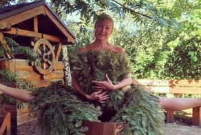 Анастасия Волочкова заказала домой фреску с изображением себя и Николая II