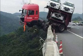 В Китае автовоз завис над пропастью