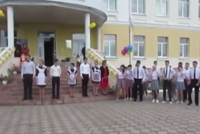 Зажигательный танец школьников на 1 сентября