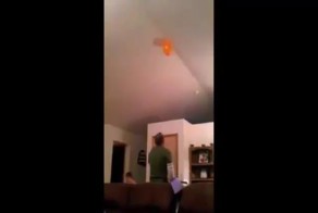  Этот папа знает, как достать шарик с высокого потолка