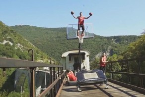 Акробатический баскетбол на двигающемся поезде. Дух захватывает!