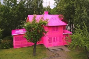 Художница сделала из старой развалины вязаный домик Барби