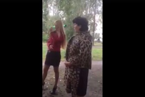 100 грамм фронтовых и на агитацию: Нетрезвая заведующая детского сада пытается агитировать во дворе