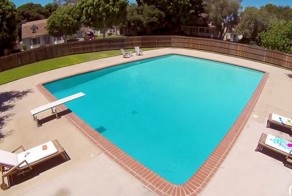 Приходишь домой с работы, хочешь немного поплавать в бассейне, а там