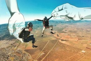 Классные фото: парашютист объединил два увлечения