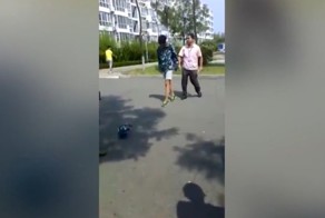 Суровый китайский преподаватель проучил опоздавших студентов