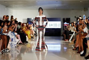 Индийская модель, изуродованная кислотой, вышла на подиум в Нью-Йорке