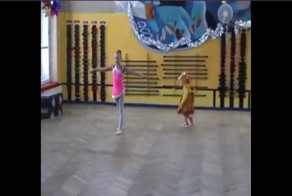 Маленький бельчонок тоже хочет танцевать