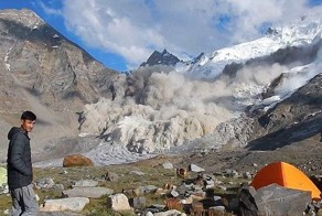 Зрелищный сход лавины в долине Занскар в Гималаях