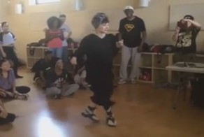 Когда вы увидите, как танцует эта бабушка, то не поверите, что ей 72 года