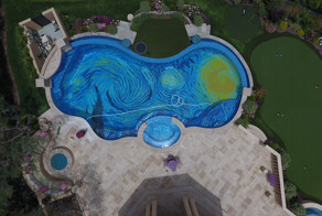 Калифорниец оформил свой бассейн в стиле известной картины Винсента Ван Гога «Звездная ночь» 