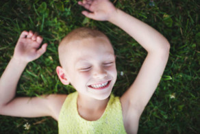 Волонтеры сфотографировали стойких бойцов с раком: эти детки улыбаются и не сдаются