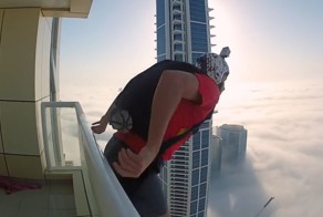 Бейсджампер снял свой эффектный прыжок с небоскреба в Дубае